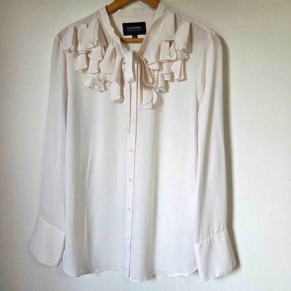 EUC BANANA REPUBLIC LIMITED EDITION CREAM LONGSLEEVES SEMI SHEER TOP SIZE M